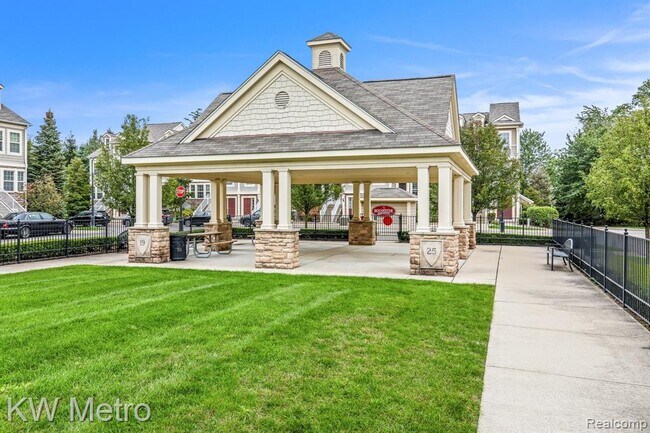 Building Photo - 1093 Foxboro
