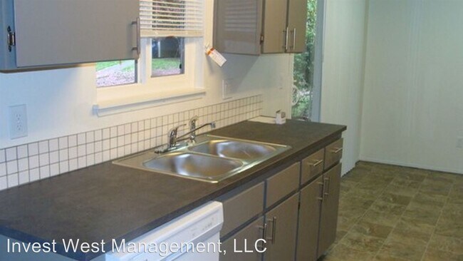 Foto del edificio - 121 NE Hearthwood Blvd