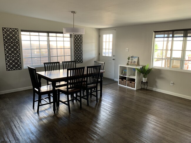 Foto del edificio - 6656 Rockglen Ave