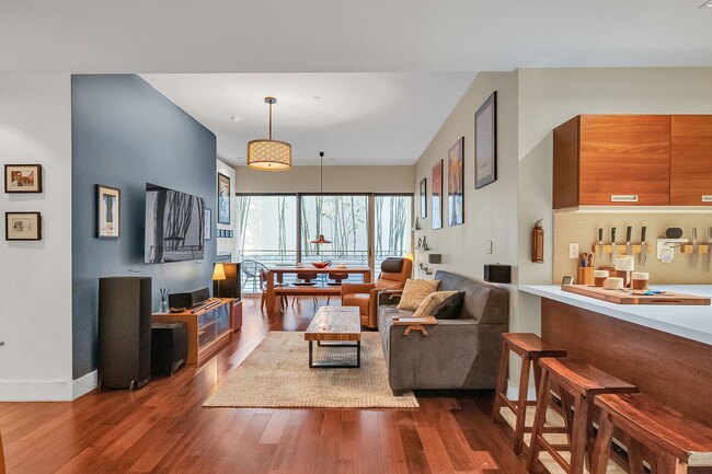 Hollywood Luxury Condo — 2 Beds • 2.5 Baths • Prime Location