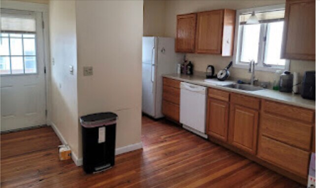Building Photo - 127 Hillsdale Rd