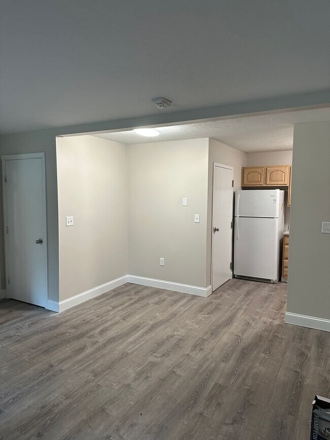 Foto del interior - 310 Thompson Road LLC