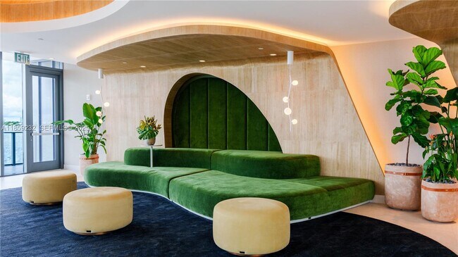 Foto del edificio - 700 NE 24th St