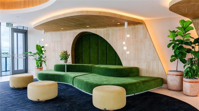 Building Photo - 700 NE 24th St