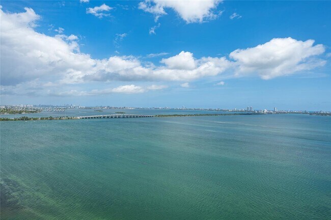 Foto del edificio - 700 NE 24th St