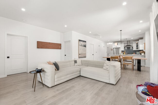 Building Photo - 1231 W 49th St