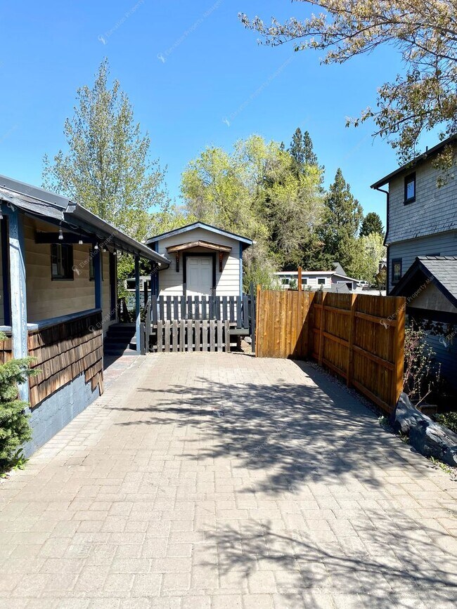 Building Photo - Unfurnished - Charming 3-Bedroom Home in D...