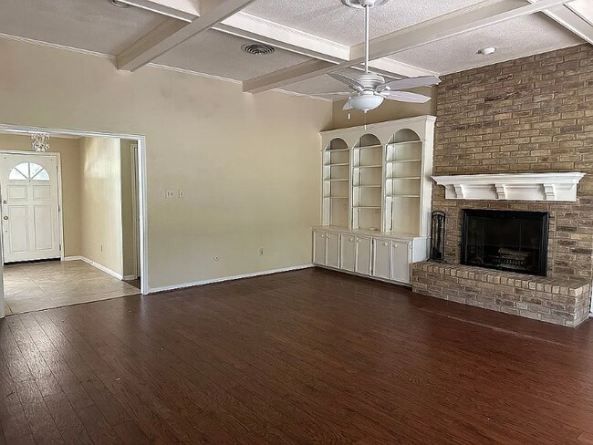 Building Photo - 902 Woodland W Dr