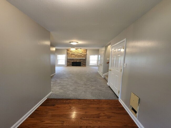 Building Photo - $1850 3 Beds 2.5 Bath + Bonus Room & Storm...