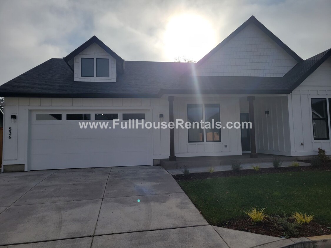 Foto principal - Beautiful and Just Built 3 Bed/ 2 Bath Hom...