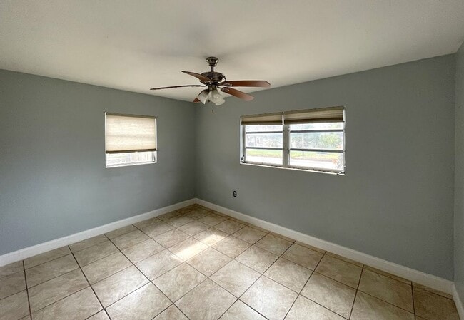 Building Photo - 2/1 W/ BONUS ROOM, and FENCED YARD in New ...