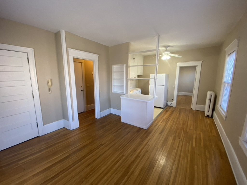 Foto principal - Upper level Corner Unit 1 Bed 1 Bath near ...