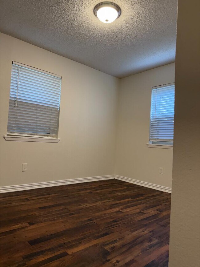 Building Photo - 125 Briarwood Dr
