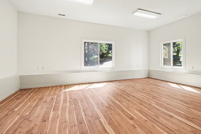 Foto del edificio - Large 4 Bedroom/2.5 Bathroom Home in Bon Air ***Available Early/Mid April***