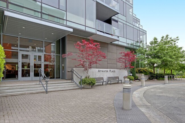 Foto del edificio - Elegant South Waterfront with 2 Parking Sp...