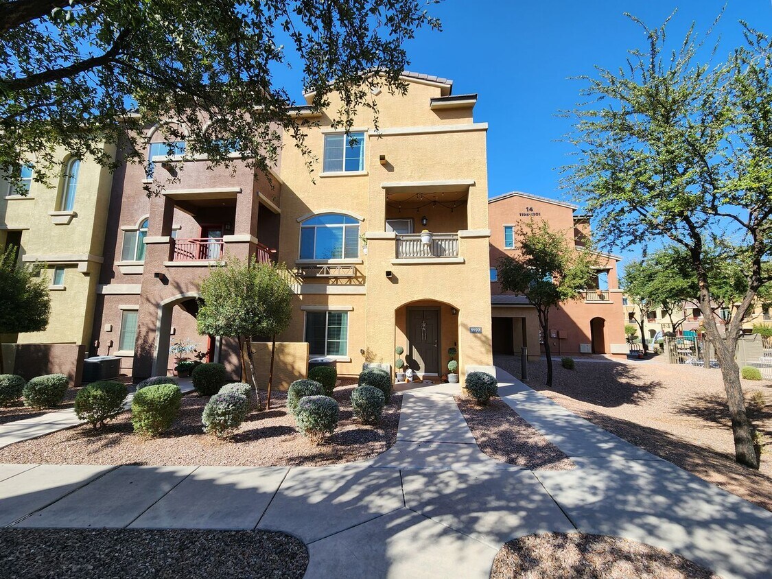 Primary Photo - Beautiful 4 bedroom 3.5 bath near Downtown...