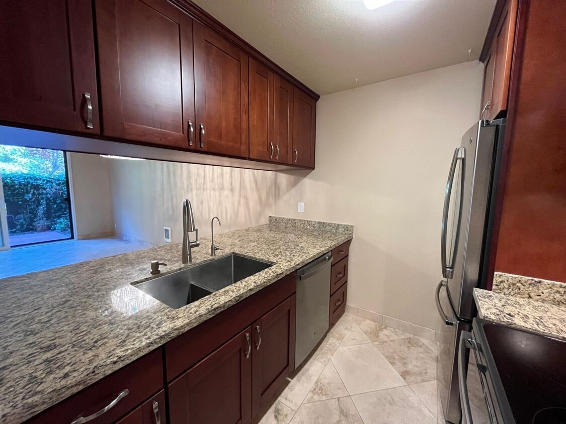 Foto principal - Gorgeous Updated Shelter Creek Condo Avail...