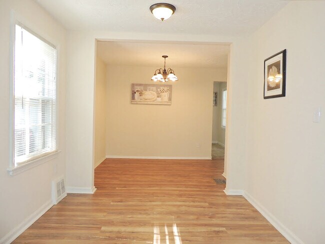 Foto del edificio - Beautifully Renovated 3BR Cape Cod in Shaker Heights – Spacious & Move-In Ready!