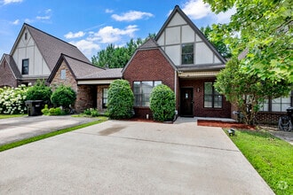 Building Photo - 1017 Ashwood Dr