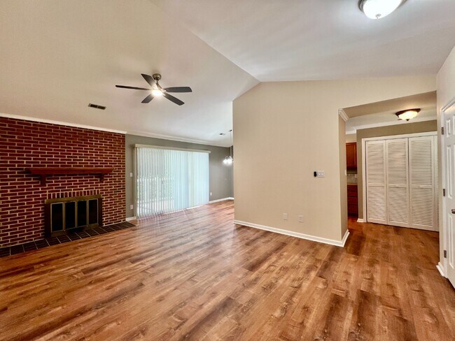 Foto del edificio - End Unit in Great Location!