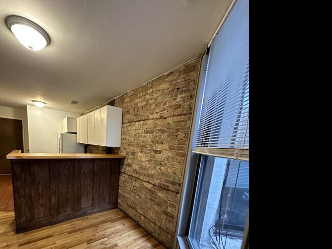 Foto del edificio - 2 bedroom in Chicago IL 60657