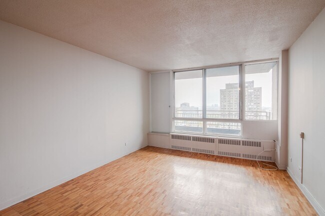 Building Photo - 1975 Maisonneuve Blvd W