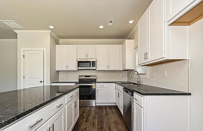 Building Photo - 512 Kingsway Cir