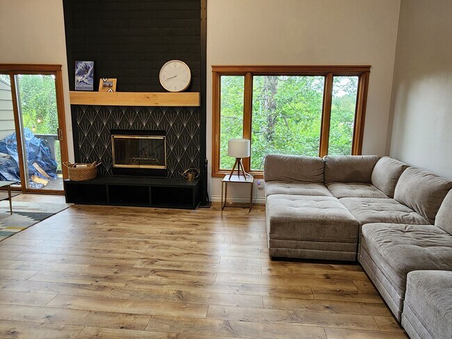 Building Photo - Charming 3-bed 2-bath condo in the heart o...