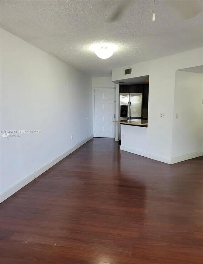 Foto del edificio - 8245 Lake Dr