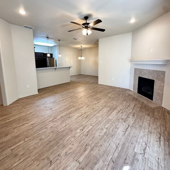 Building Photo - 3 Bedroom 2 Bath Home Located On Cul-de-Sac