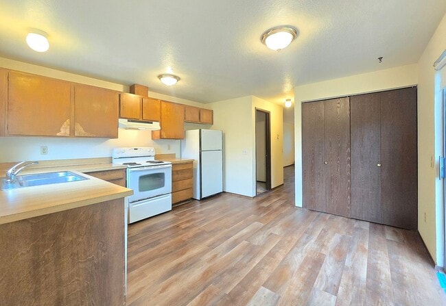 Building Photo - VanBar