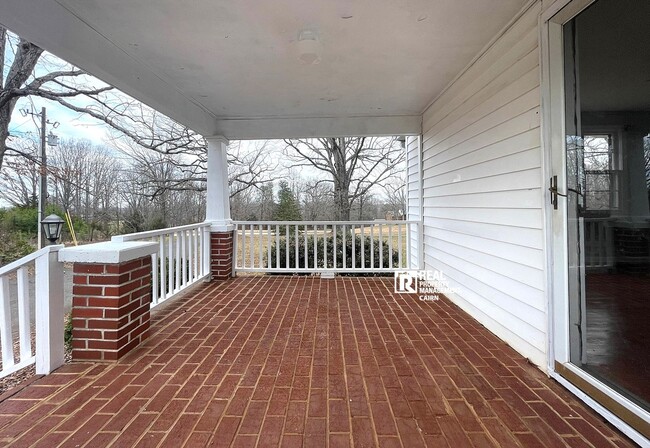 Building Photo - Spacious 2 Bedroom 1 Bath Home