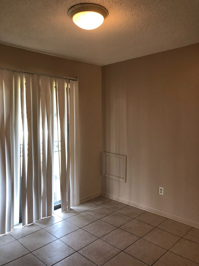 Foto del edificio - Vaulted Living Room and Fenced Yard