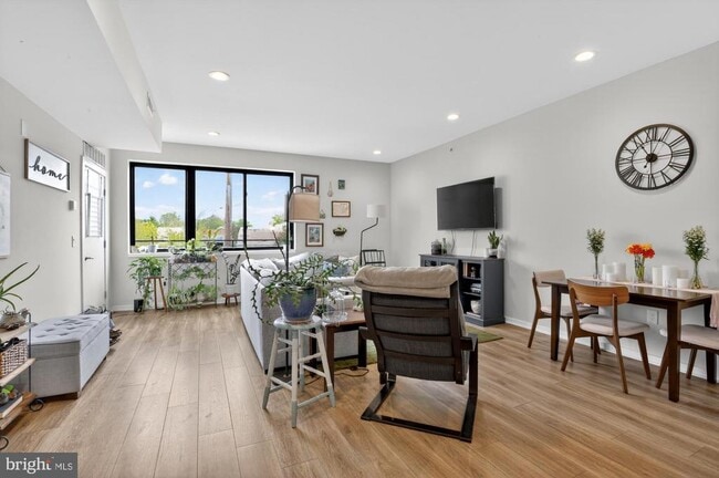 Building Photo - 381 Martin St