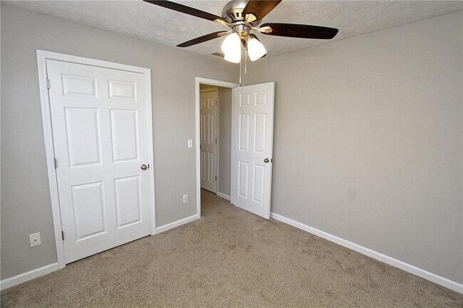 Foto del edificio - 2951 Belfaire Lake Dr