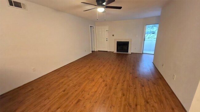 Foto del edificio - 10705 Braes Bend Dr