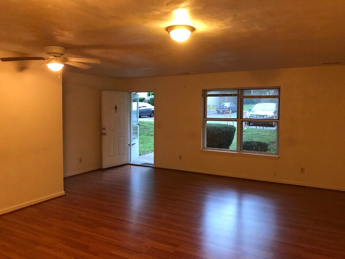 sala de estar - 217 Janie Ln