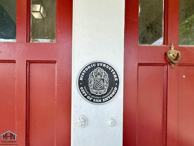 Foto del edificio - A Timeless Gem Awaits - Elegant Historic Home Nestled in the Heart of Los Angeles Heights Keyston...