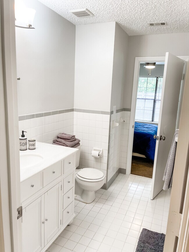 Building Photo - Newly Updated Furnished 2 bed 1 bath
