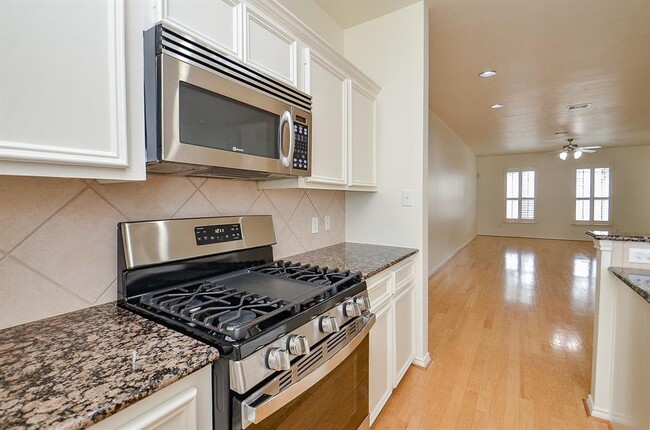 Foto del edificio - 3027 N Heights Hollow Ln