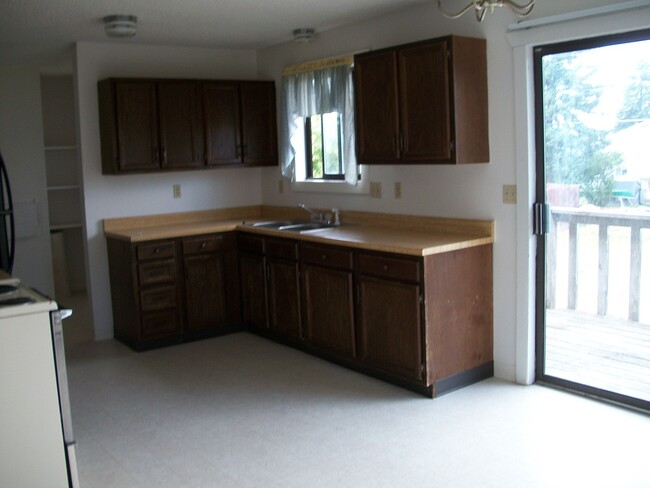 Building Photo - 2 Bedroom 1 Bath Duplex - NEW LOW PRICE