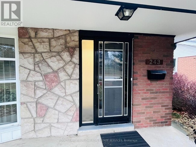 Building Photo - 243 Appleby Line