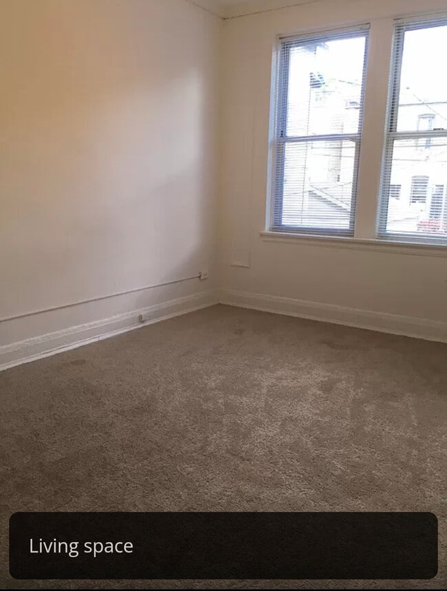 Building Photo - 640 W Briar Plz