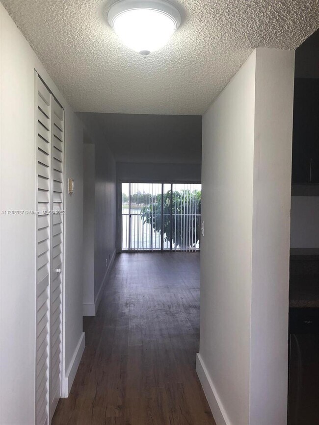 Foto del edificio - 8720 Sherman Cir N