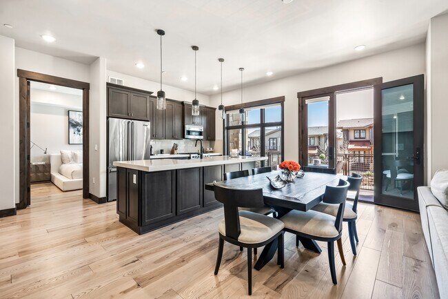 Building Photo - 3751 Blackstone Dr