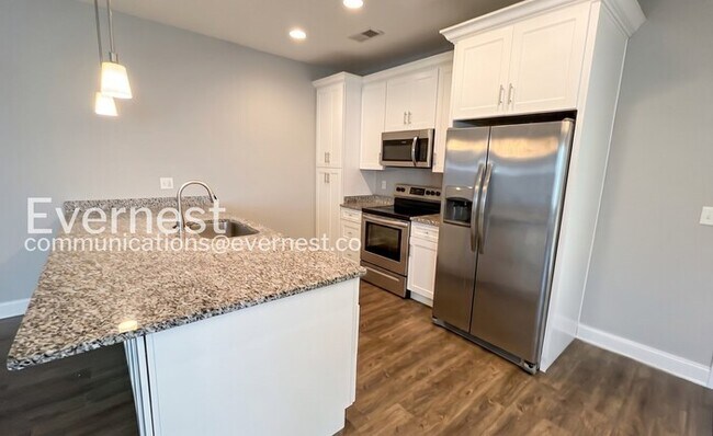 Building Photo - 3 Bed, 2 Bath Home with Garage / Pet-Friendly / Available Now!
