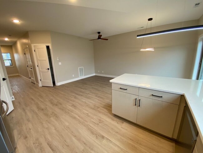 Building Photo - Townhouse with 3 bedrooms / 2 bathrooms in...