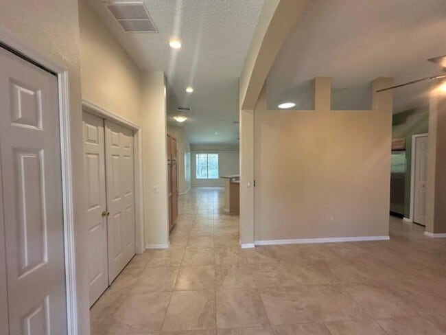 Building Photo - Spacious home for rent !