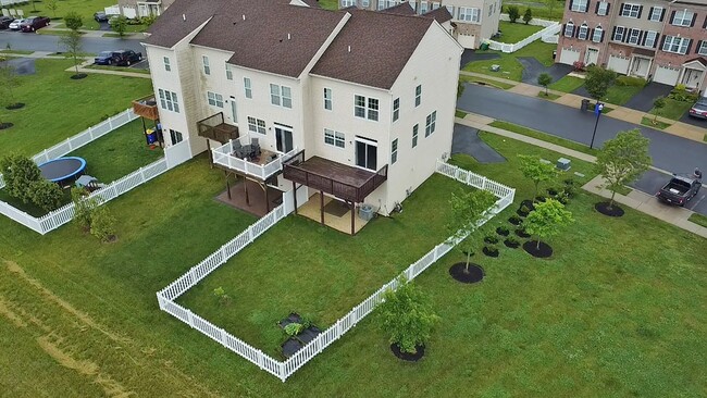 Building Photo - Village of Bayberry North - 3 bedroom end ...