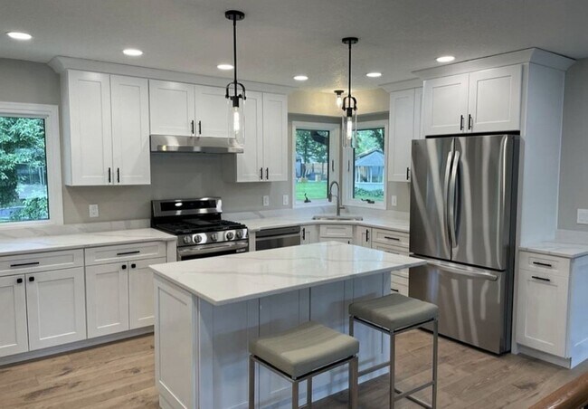 Foto del edificio - Beautiful newly updated single family home...